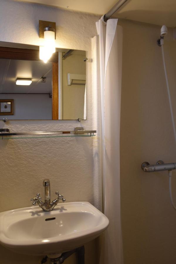 Zweibettzimmer mit eigenem Bad