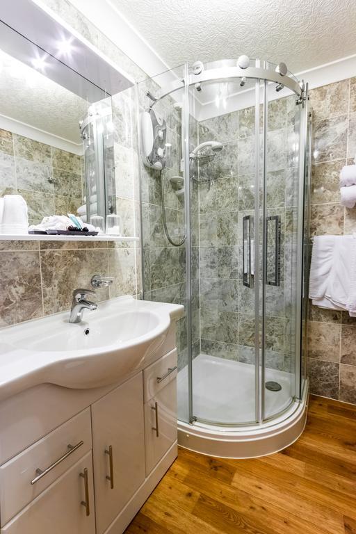 Family Room (4 Adults),817827461:JPEG