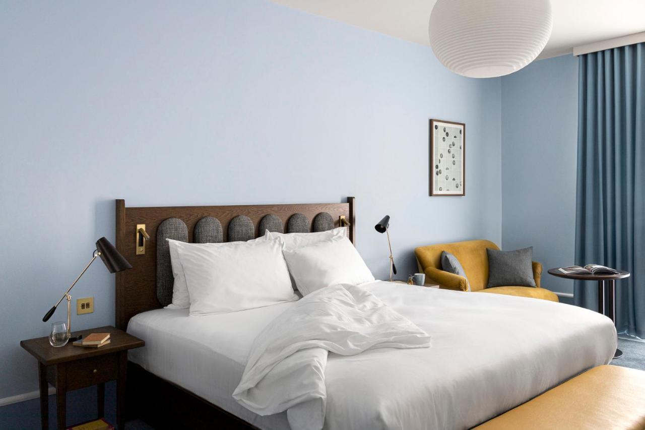 Zimmer mit Kingsize-Bett und Blick auf den Hof