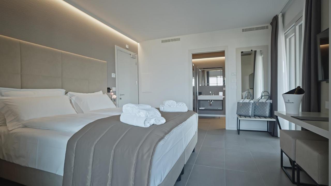 Suite with Lake View,1307354743:JPEG