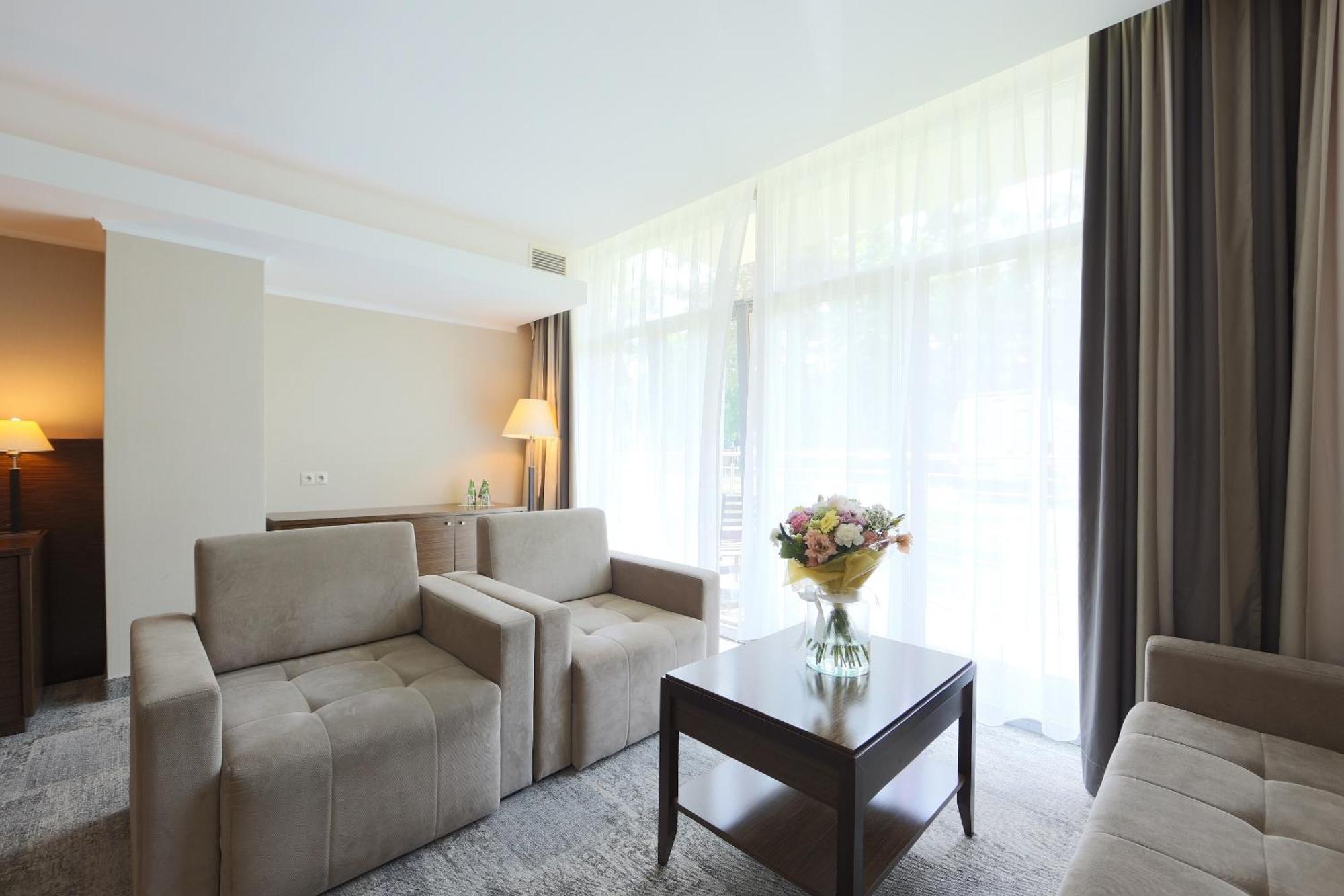 Family Room,1219907557:JPEG