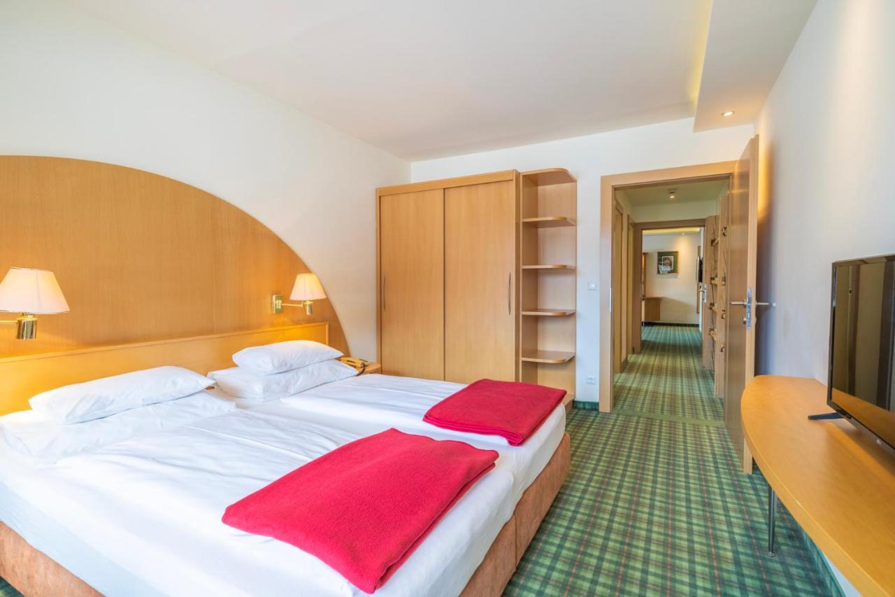 Family Room with Mountain View,1268506387:JPEG