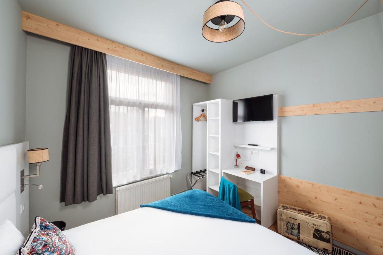 Pop Room with One Double Bed