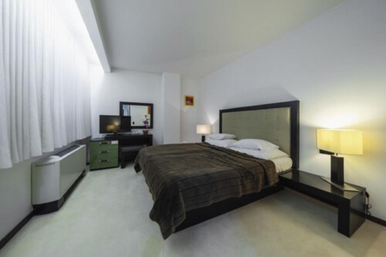 Deluxe Double Room Shower,1344032210:JPEG