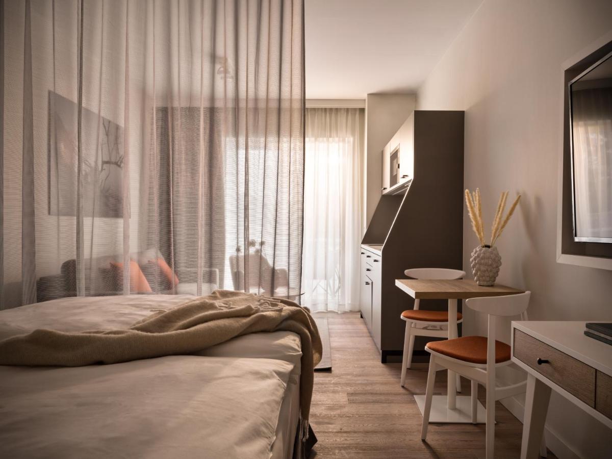 Studio mit seitlichem Meerblick