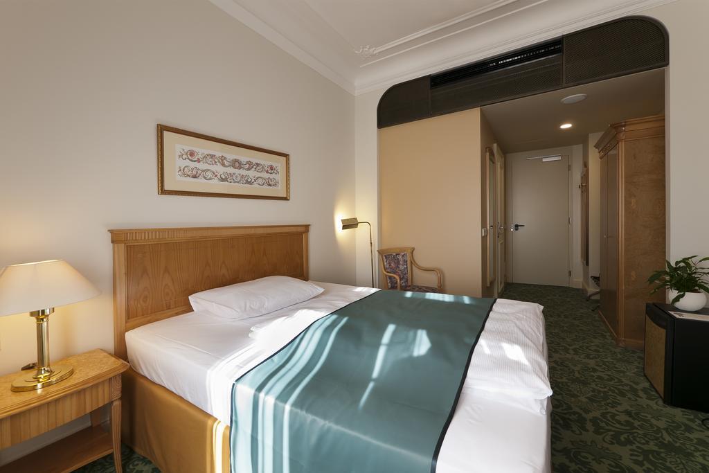 Single Room,686459118:JPEG