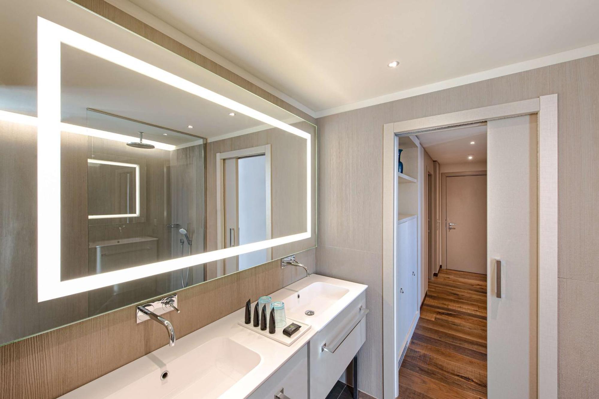 Junior Suite mit Kingsize-Bett und Kanalblick