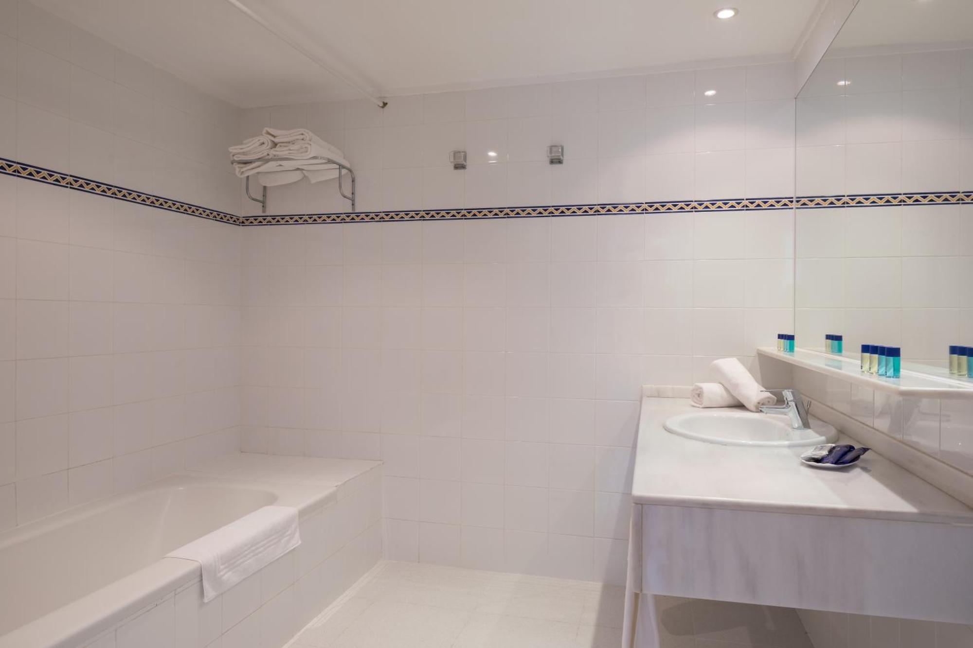 Quadruple Room (2 Adults + 2 Children),1580357063:JPEG