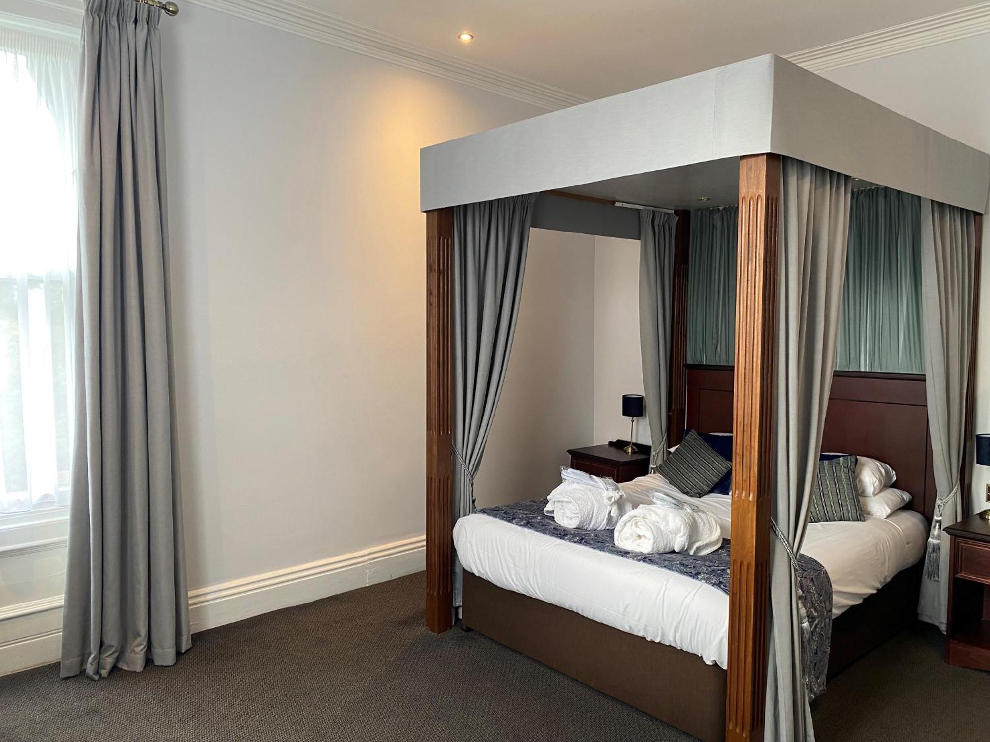Suite Four Poster Bed,1442550286:JPEG