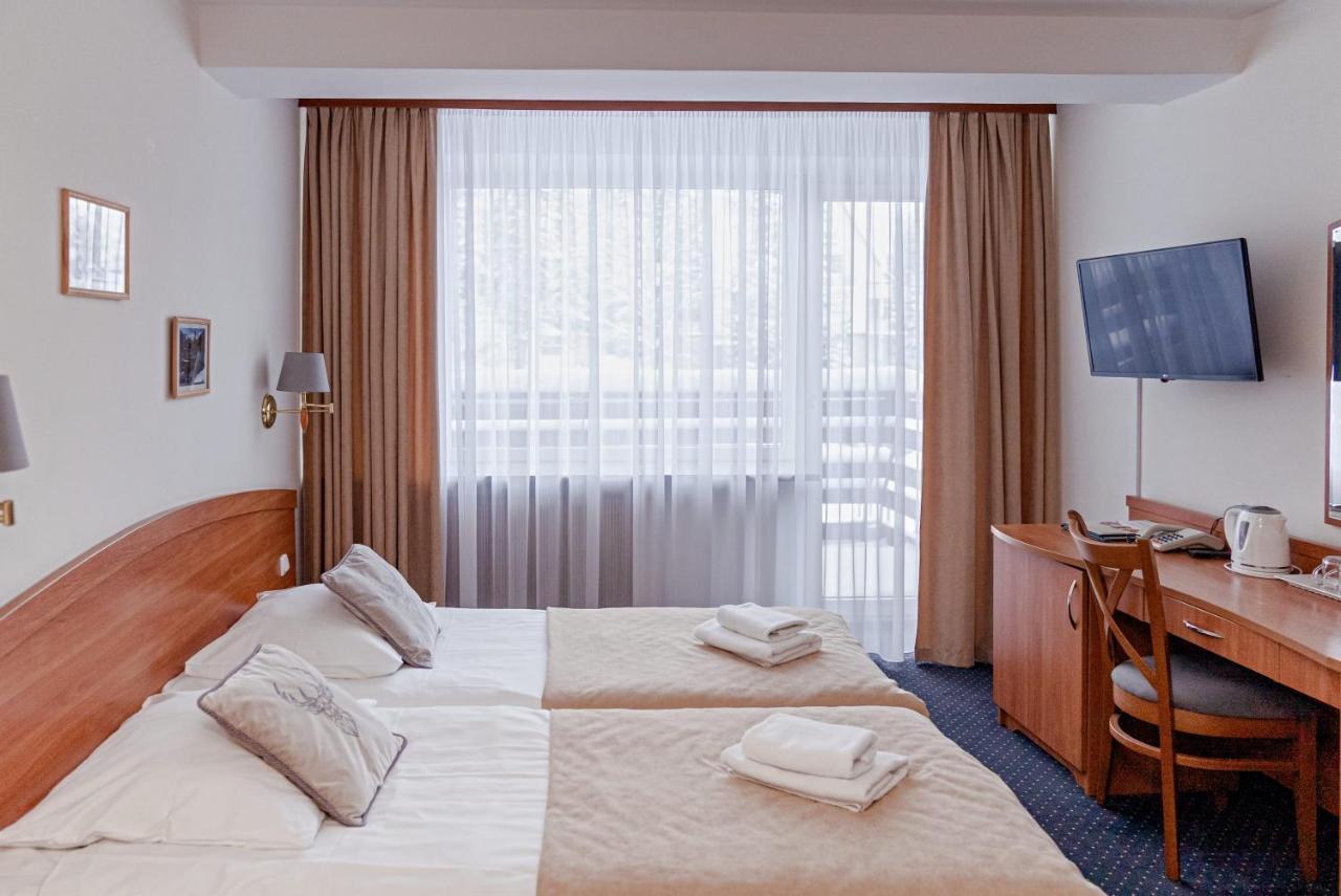 Zweibettzimmer mit Balkon