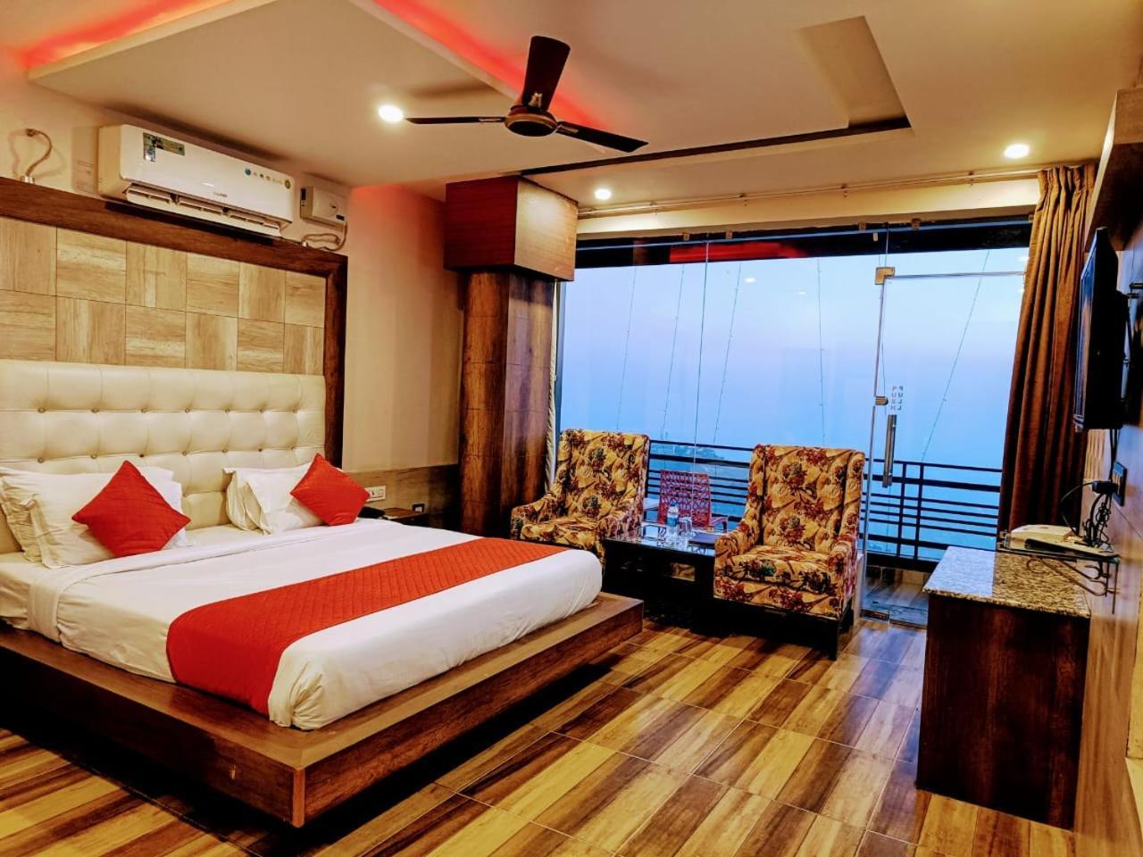Zimmer mit Kingsize-Bett und Balkon