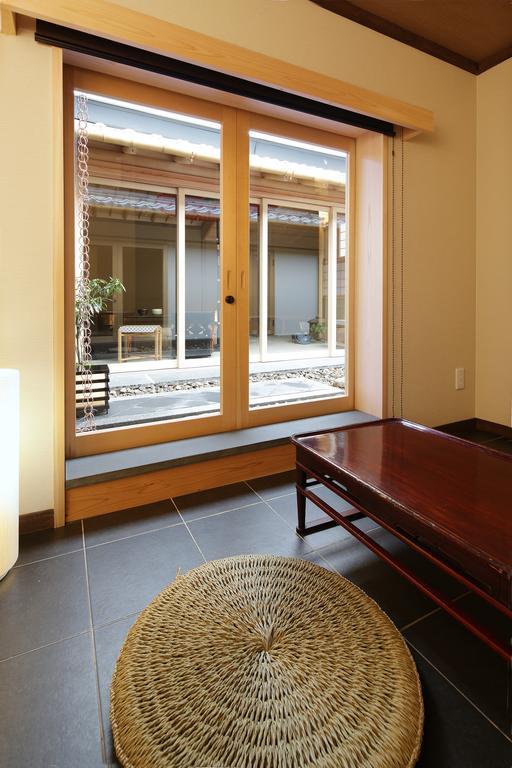Japanisches Zweibettzimmer mit Loft und Gartenblick