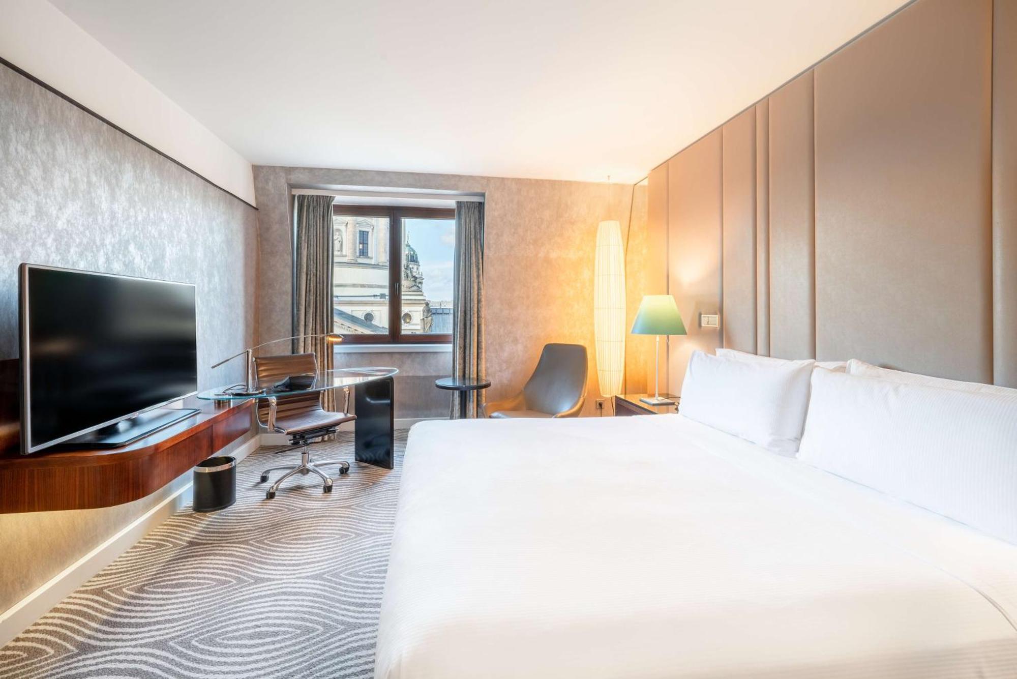 Zimmer mit Kingsize-Bett und Blick auf den Dom