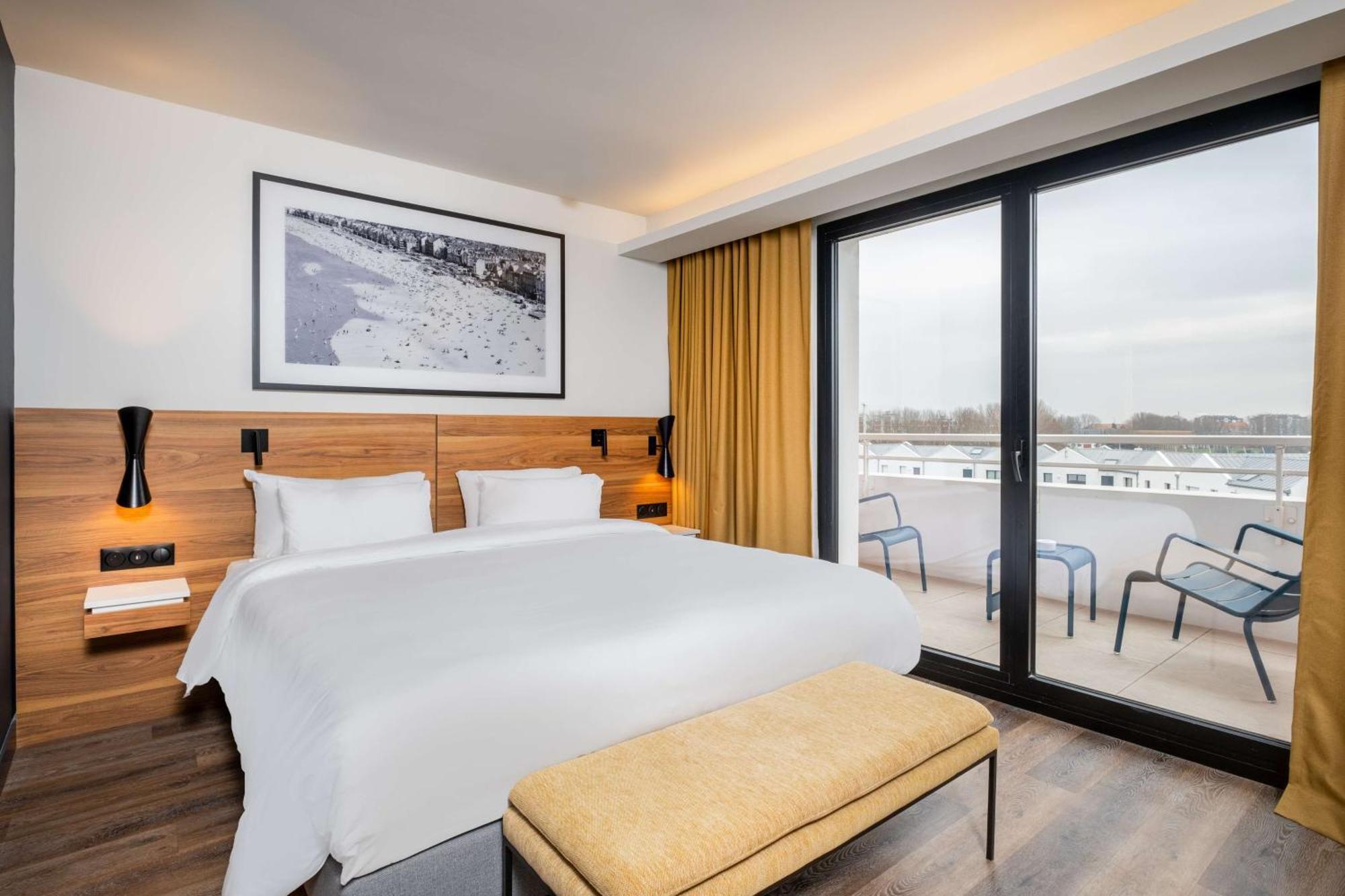 Superior Zimmer mit Balkon und Blick auf die Stadt