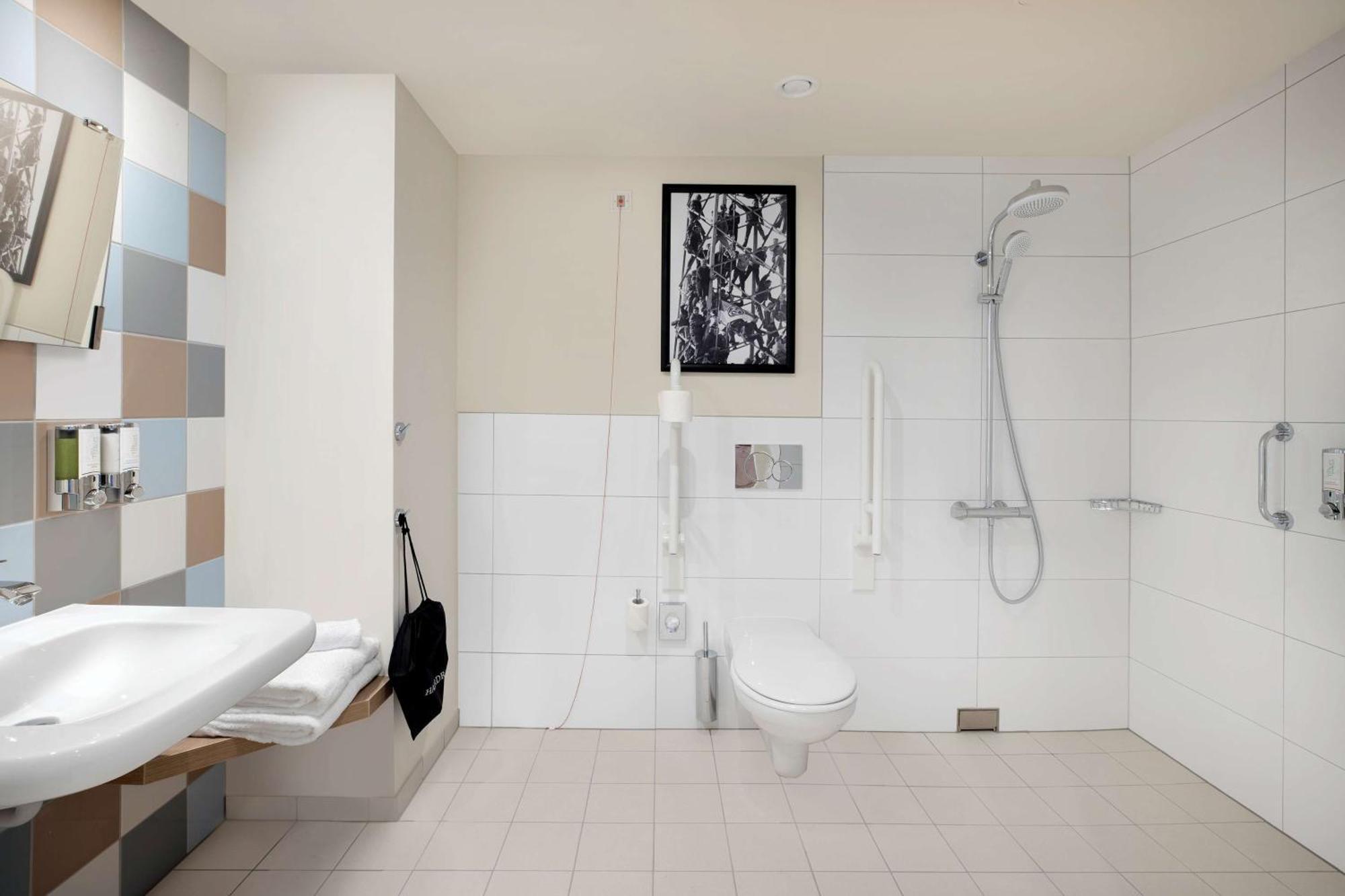 Queen Room Accessible