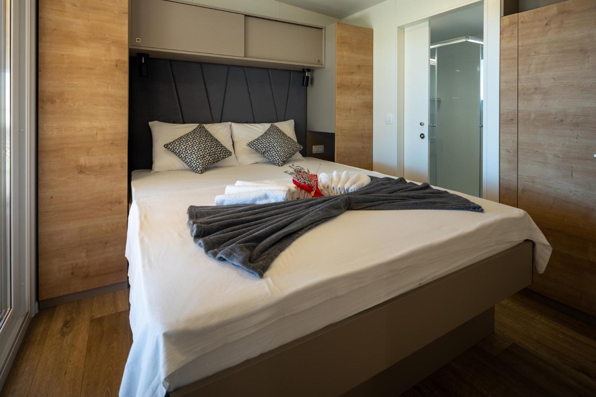 Superior Two-Bedroom Mobile Home with Terrace and Lake View,1553306116:JPEG