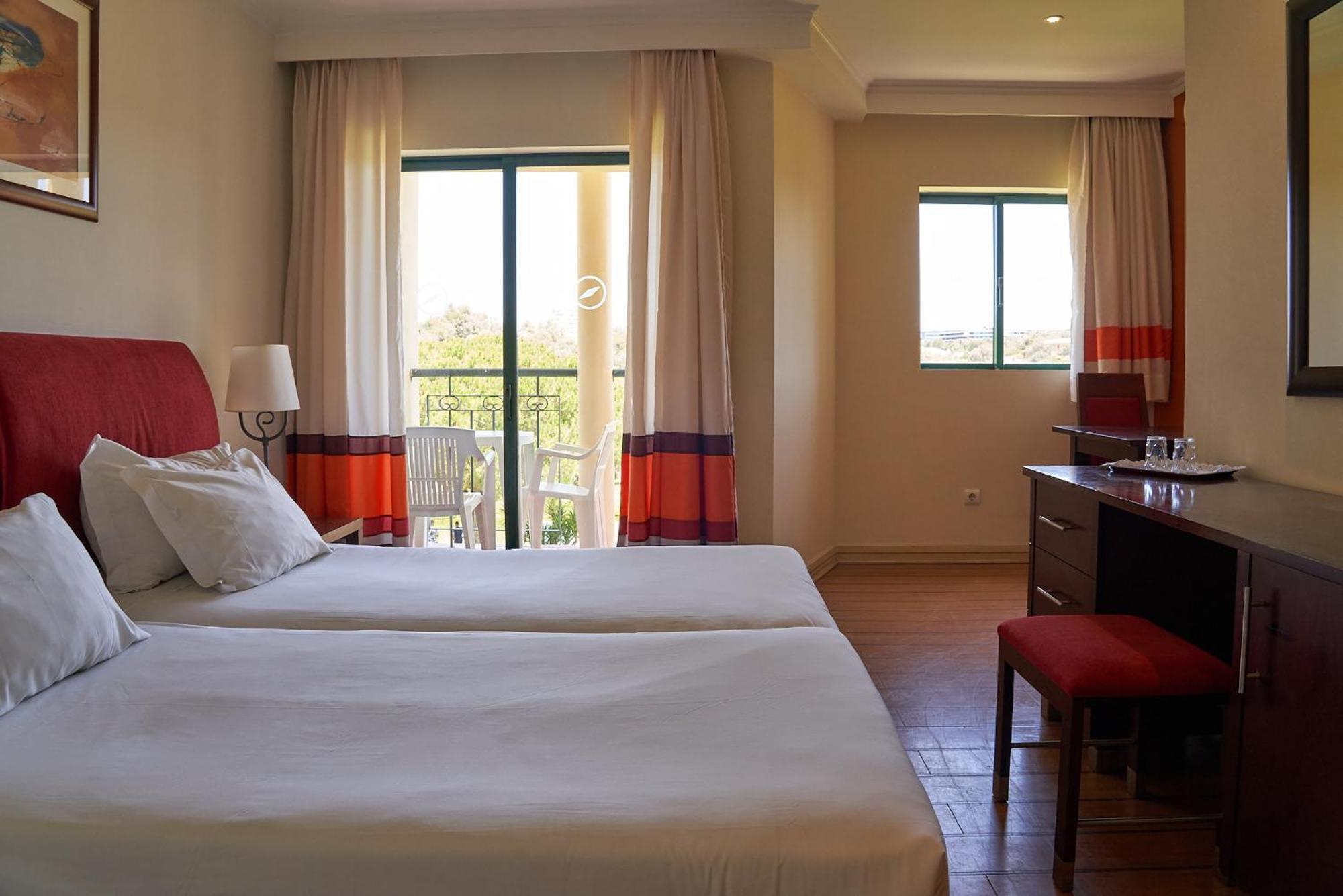 Deluxe Doppel-/Zweibettzimmer mit Poolblick
