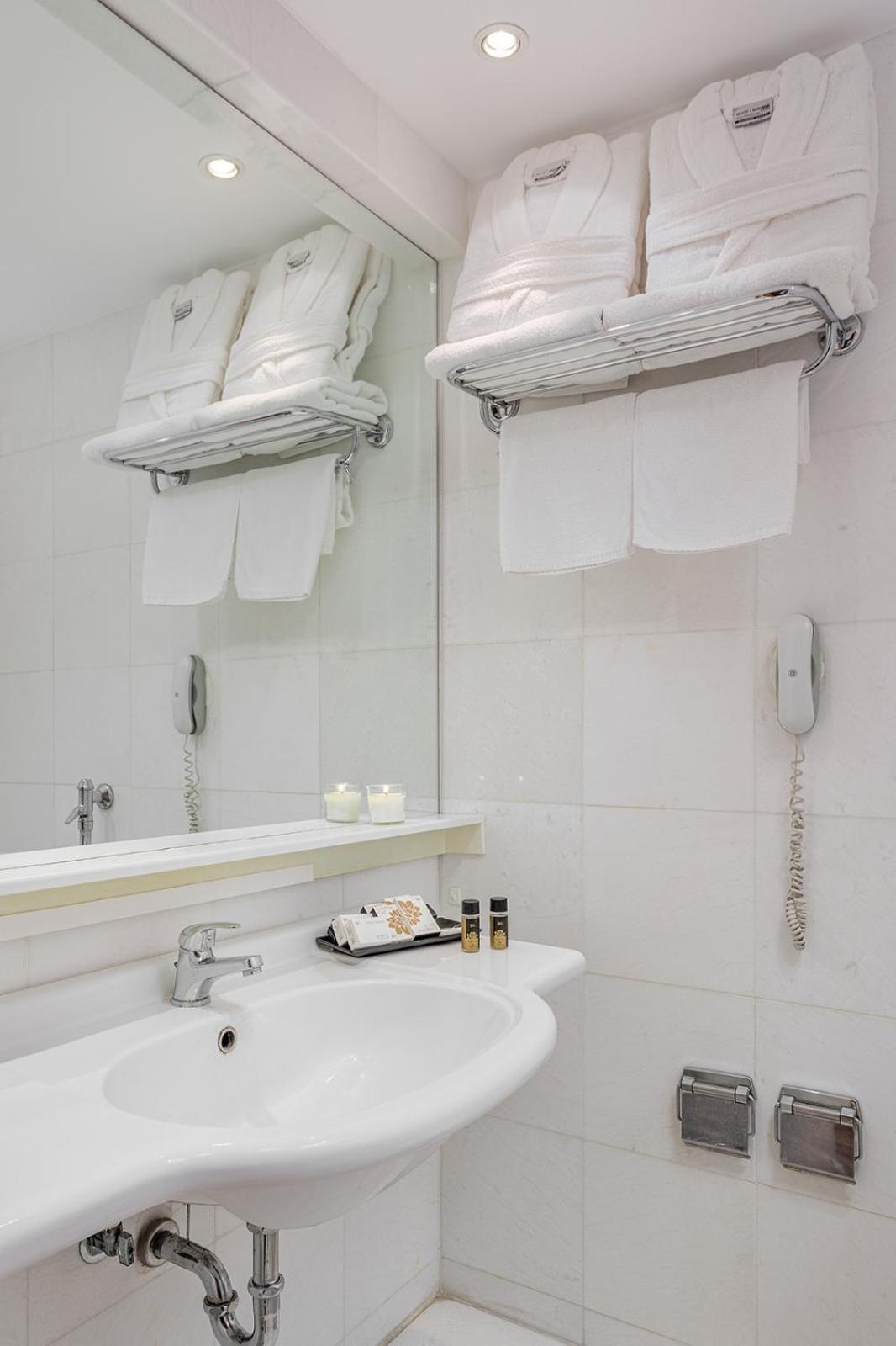 Deluxe Double Room with Side Sea View,1555948771:JPEG