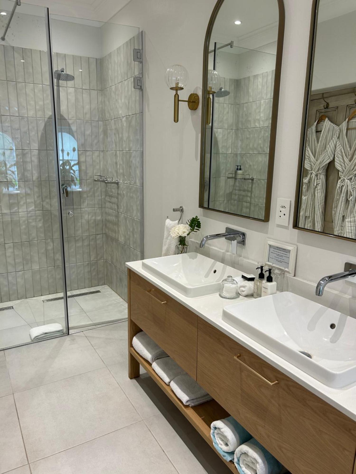 Honeymoon Suite,1576718408:JPEG