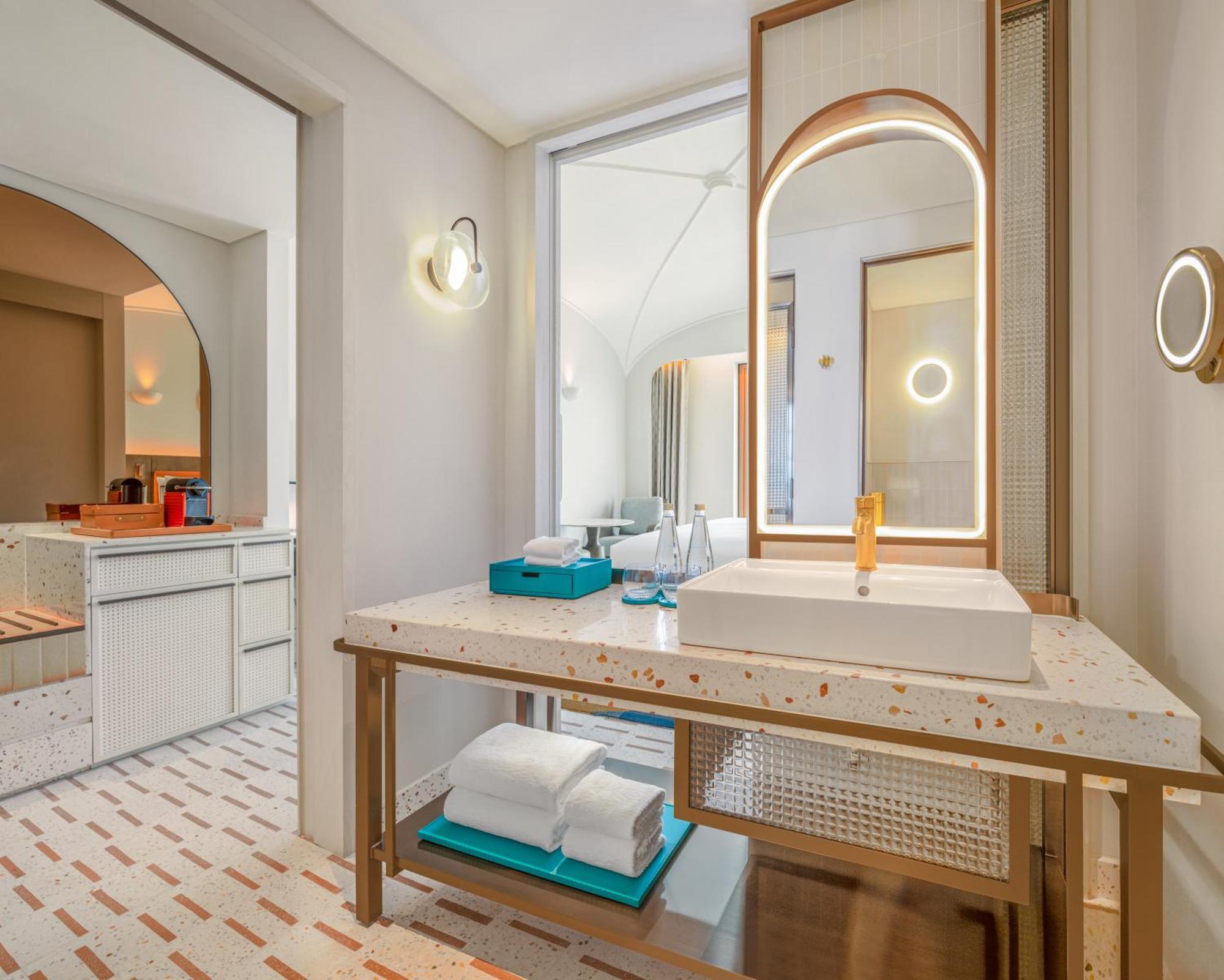 Zimmer mit Kingsize-Bett, Balkon und Meerblick