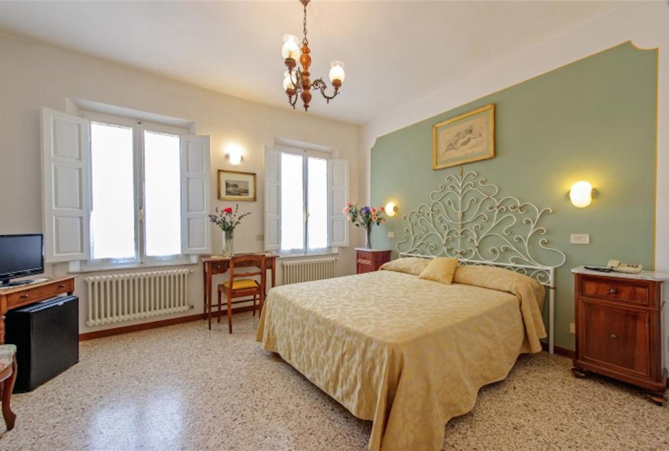 Doppel-/Zweibettzimmer mit Stadtblick