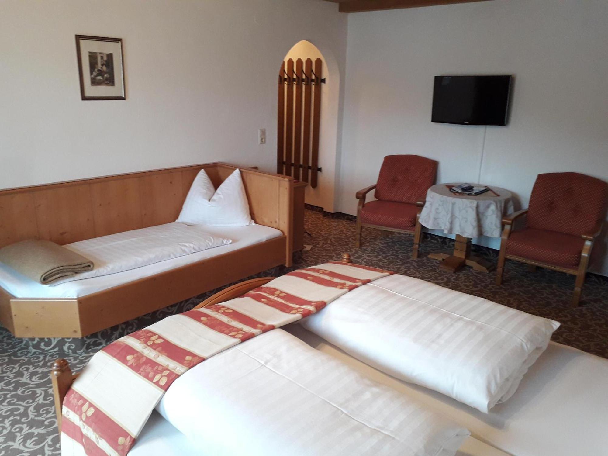 Dreibettzimmer mit Bad