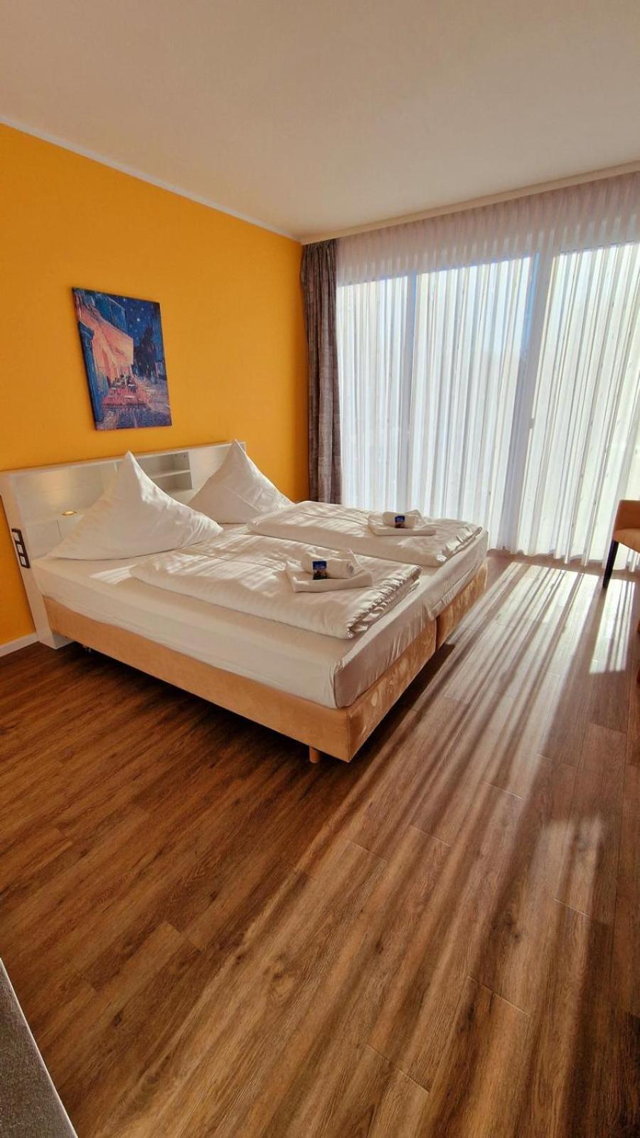Doppel-/Zweibettzimmer mit Dusche