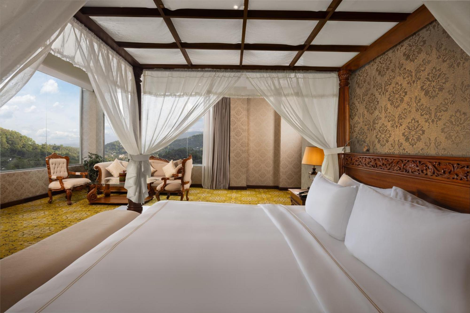 CROWN SUITE WITH JACUZZI AND SAUNA