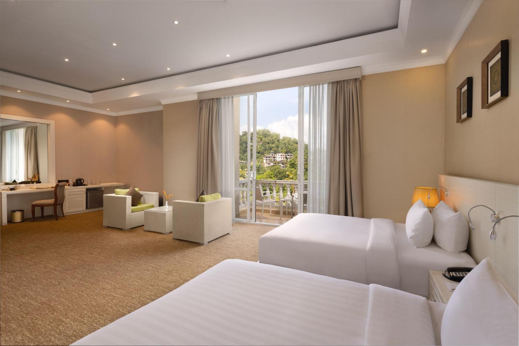 DELUXE FAMILY ROOM
