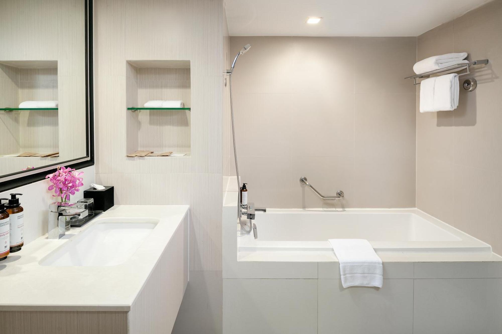 Deluxe King Room with Bathtub,1674703154:JPEG