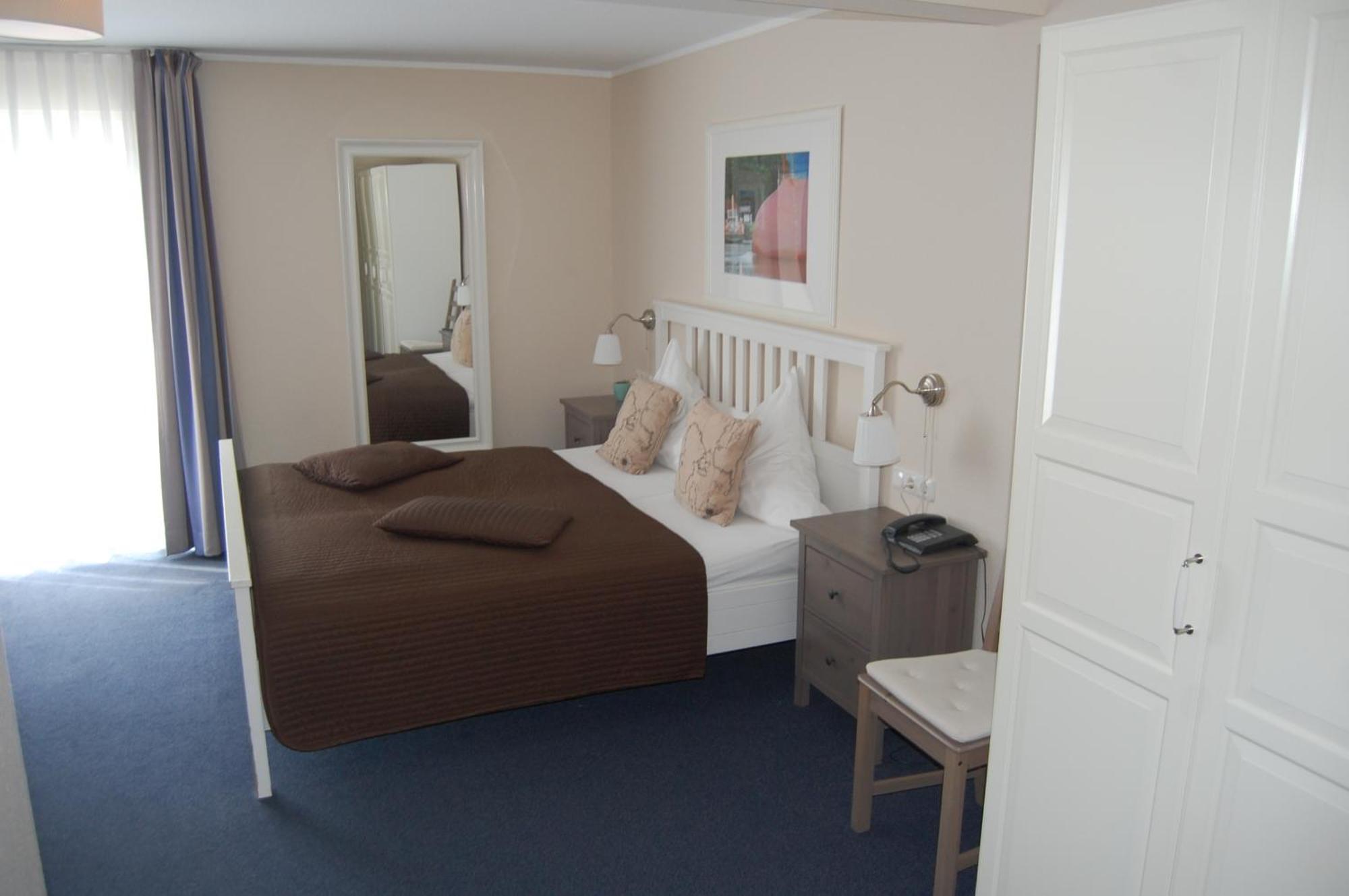 Family Room with Terrace,1687479198:JPEG