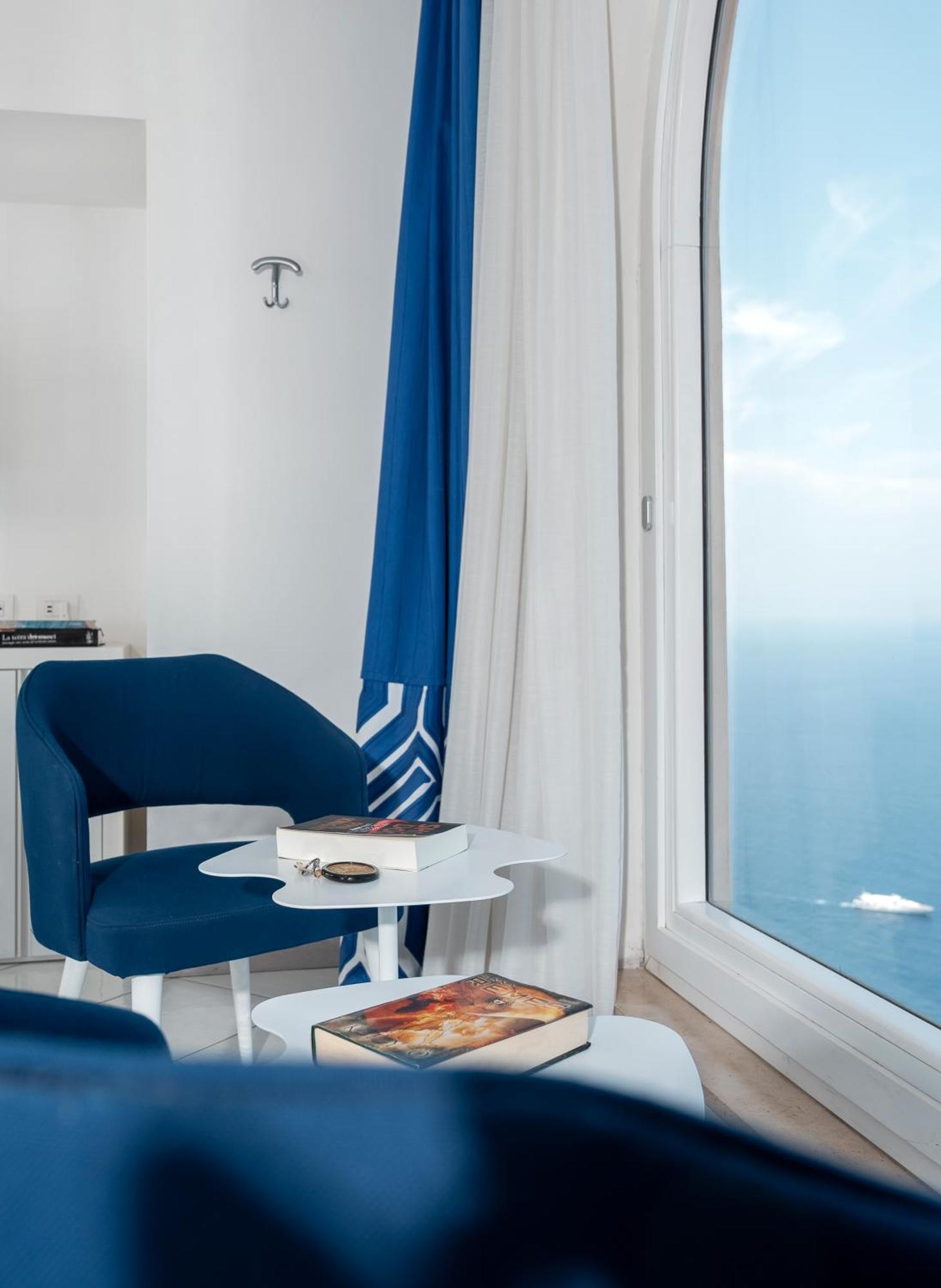 Zimmer mit Queensize-Bett und Whirlpool-Badewanne