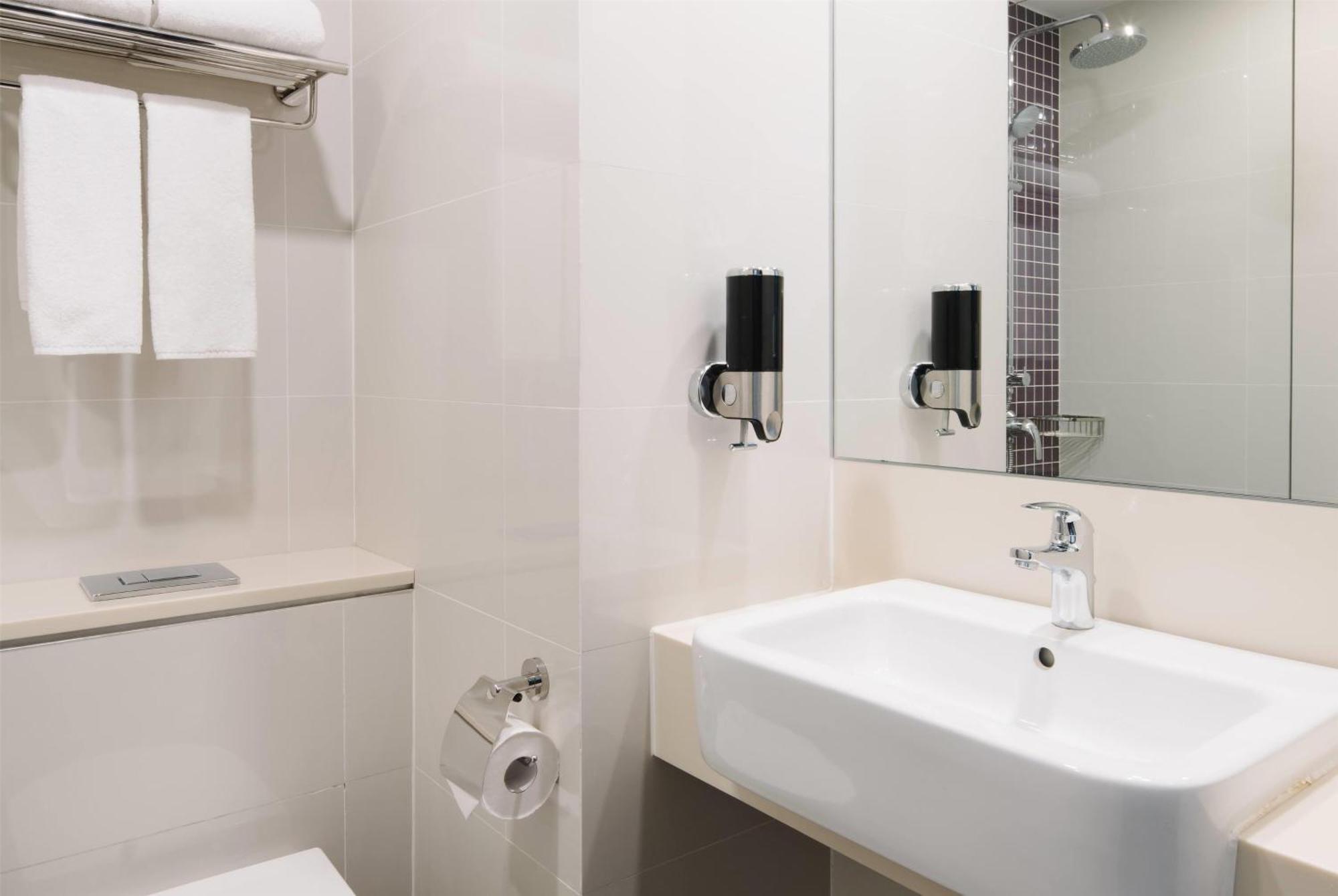 Universal Accessible Room with 1 Queen Bed,1731472962:JPEG