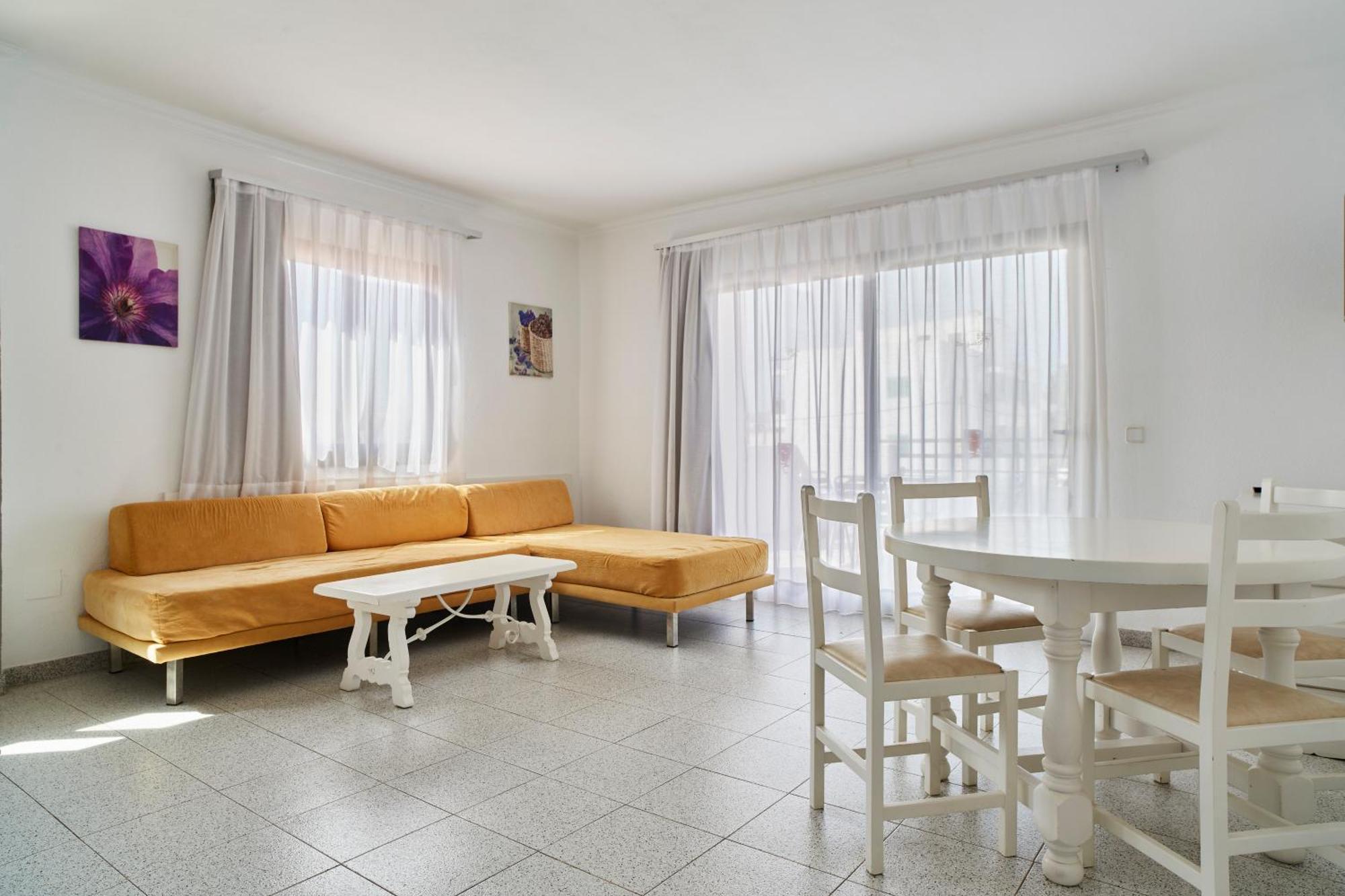 Premium Two-Bedroom Apartment Pool View