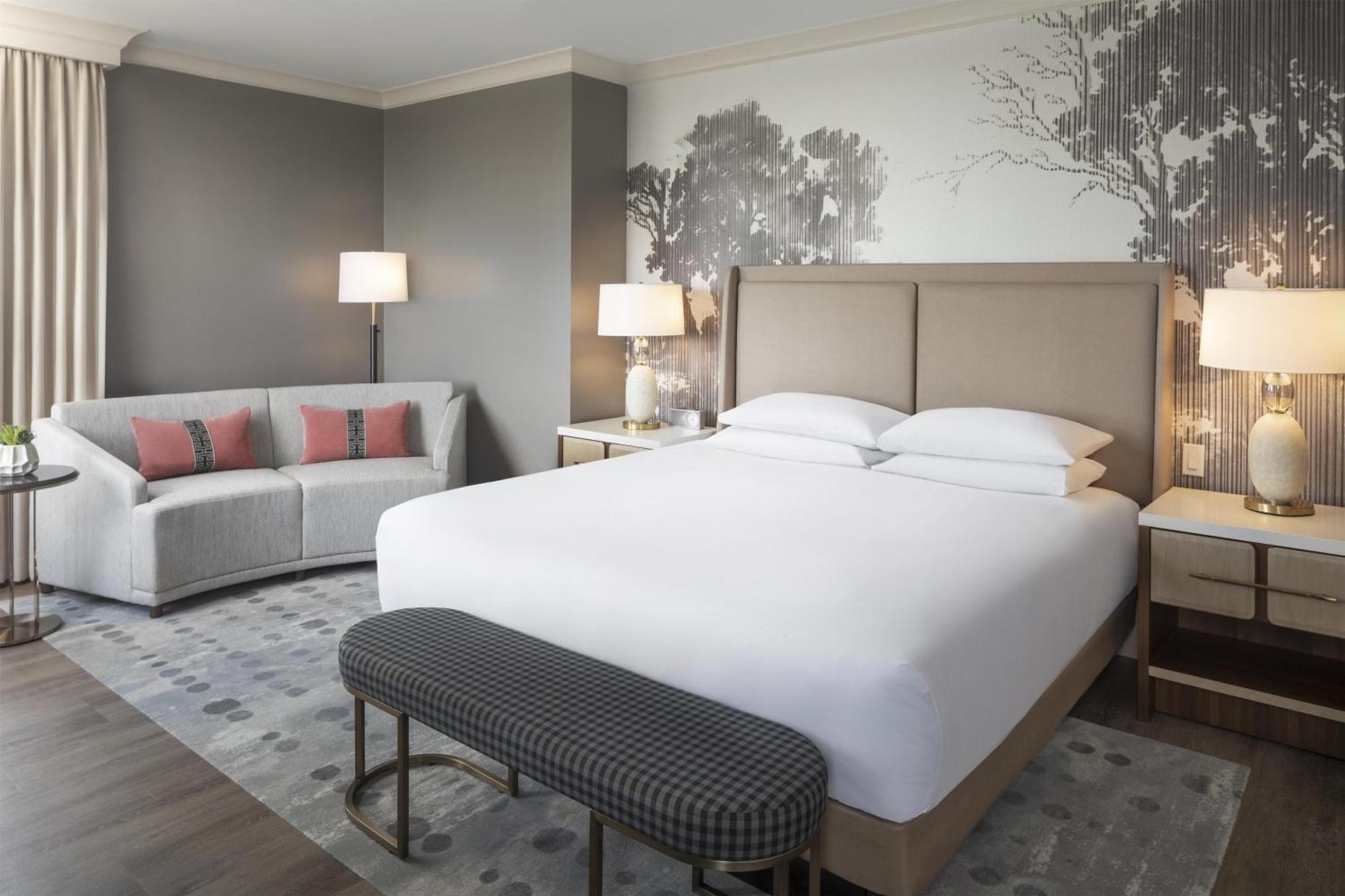 Eckzimmer mit Kingsize-Bett