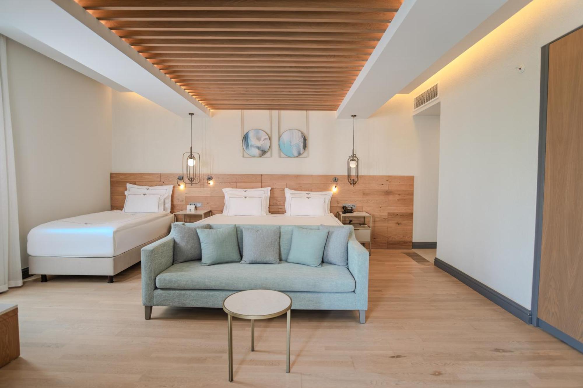 Superior Corner Room,1756561113:JPEG