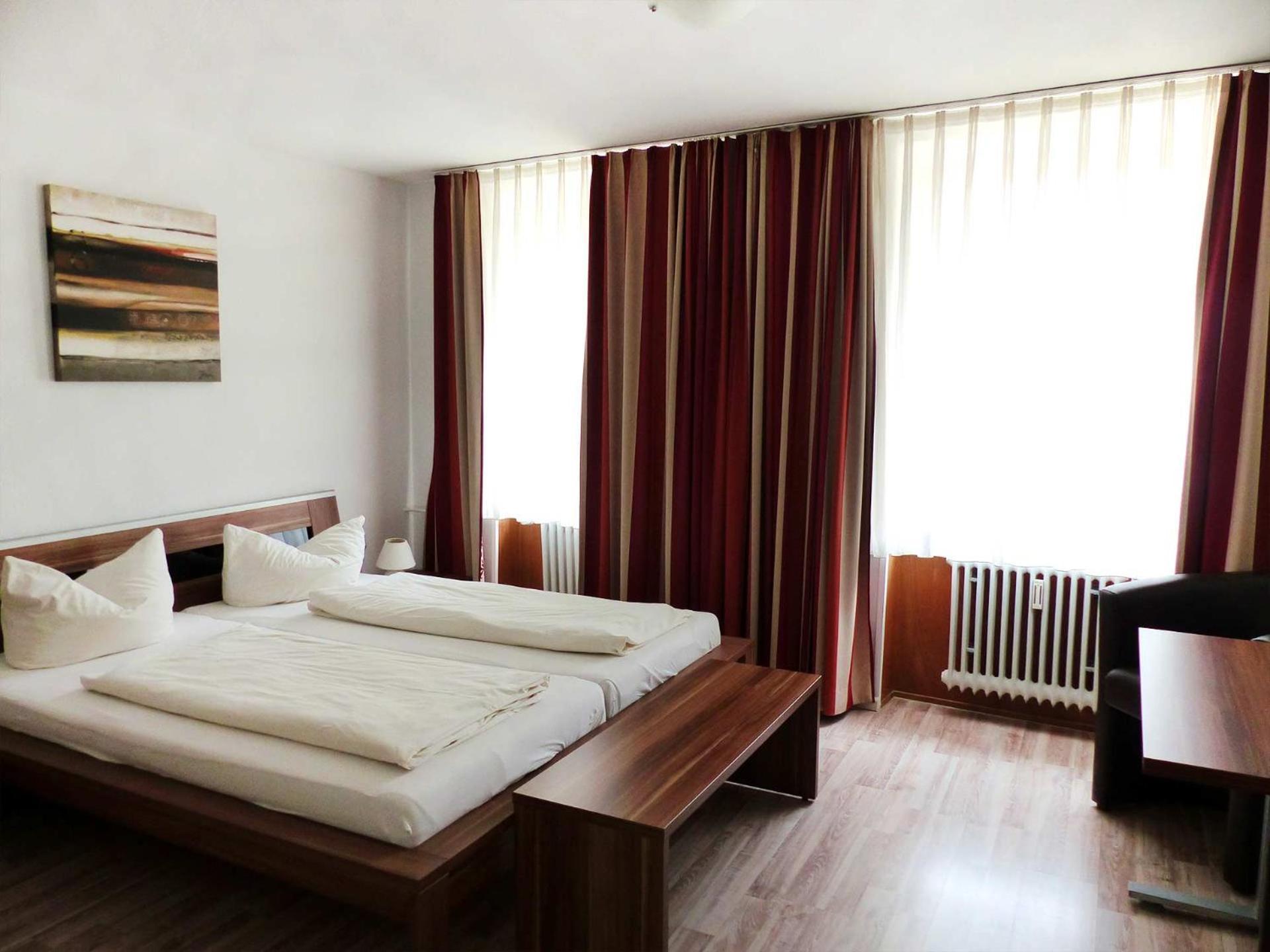 Standard Zimmer mit Kingsize-Bett
