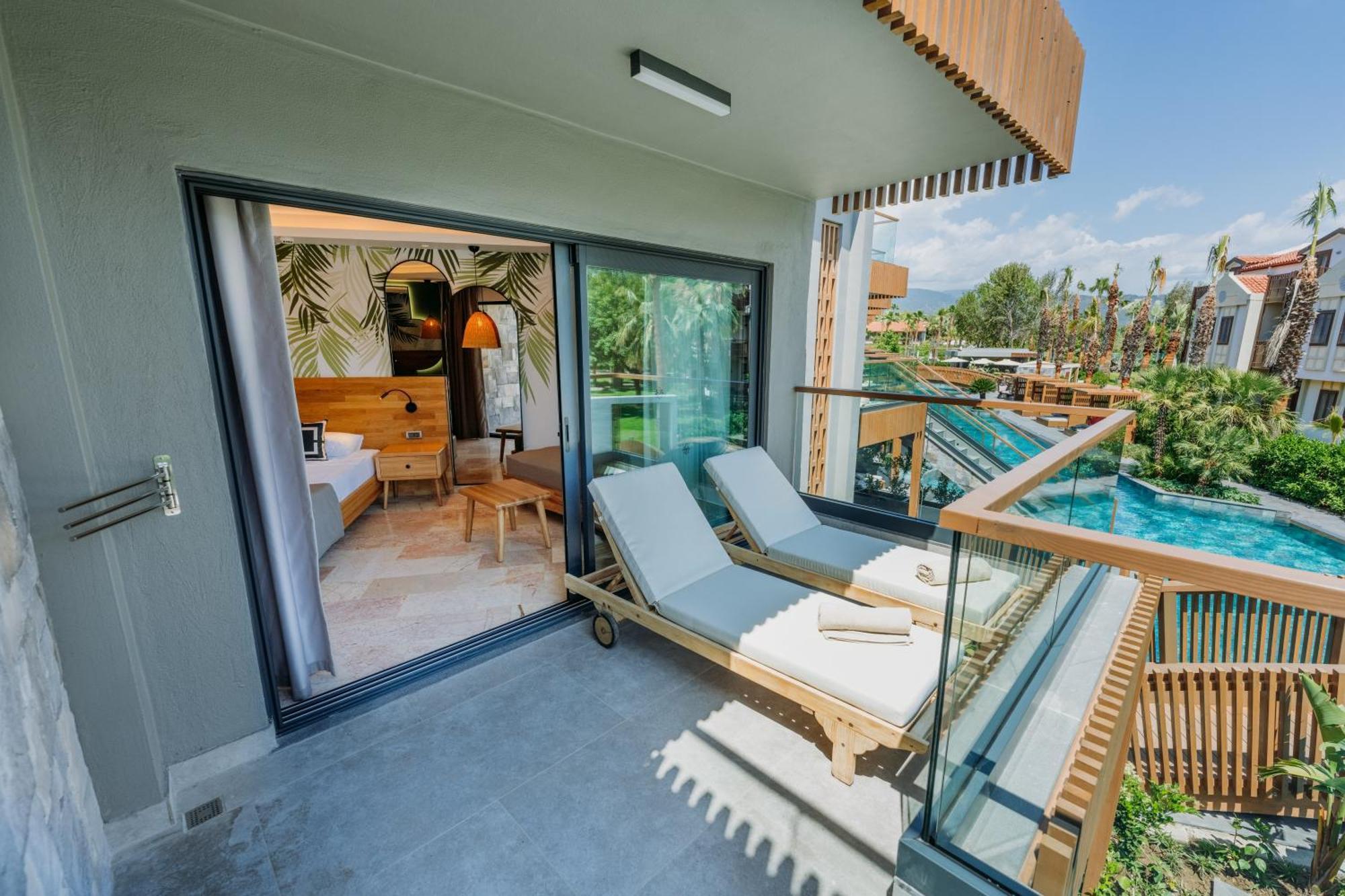 Lagoon Swim-Up Room - Pool Access
