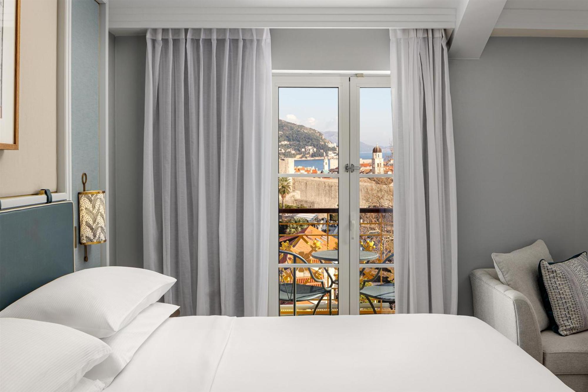 Executive Zimmer mit Kingsize-Bett und Meerblick