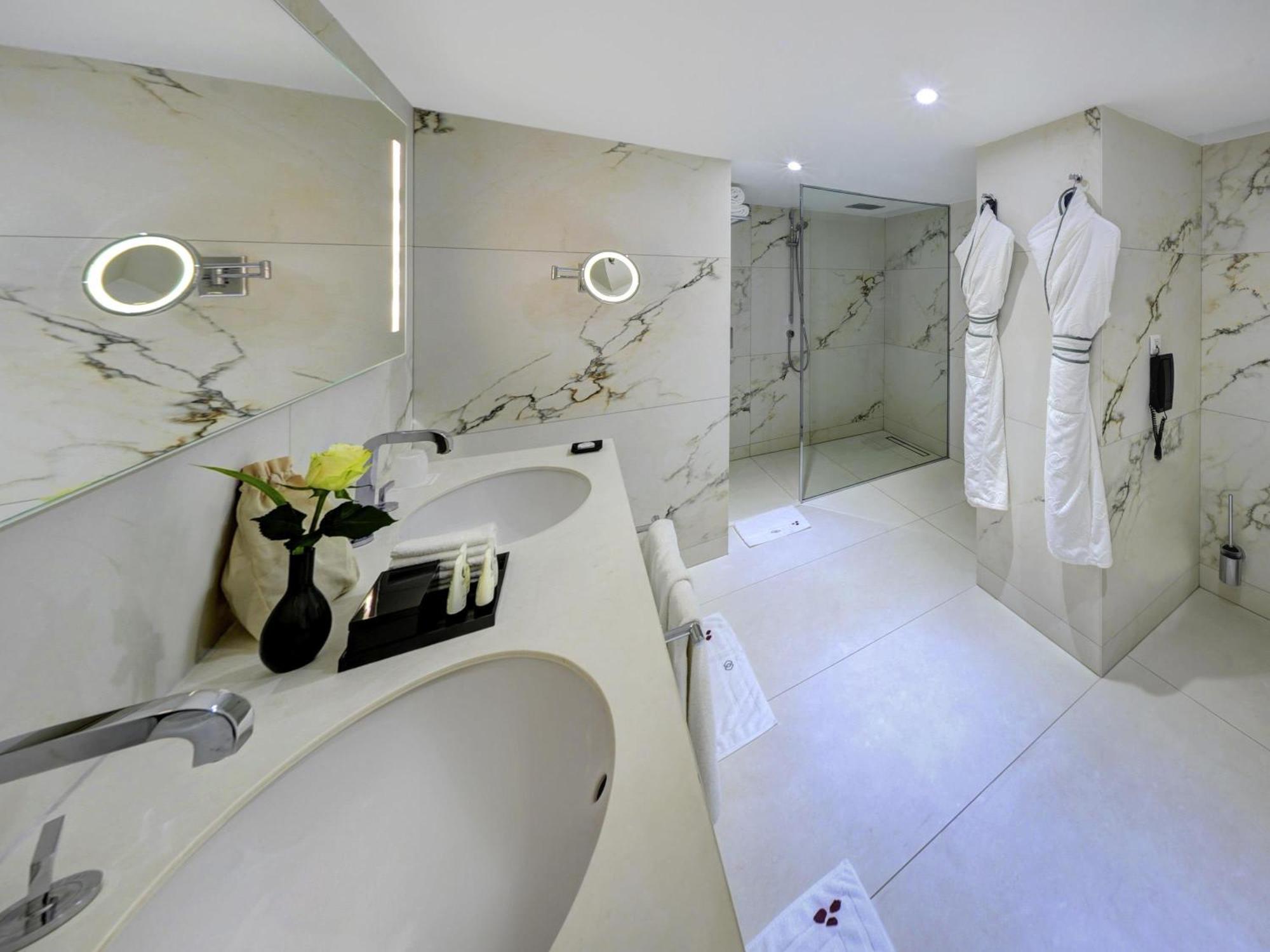 Junior Suite mit Kingsize-Bett und Balkon