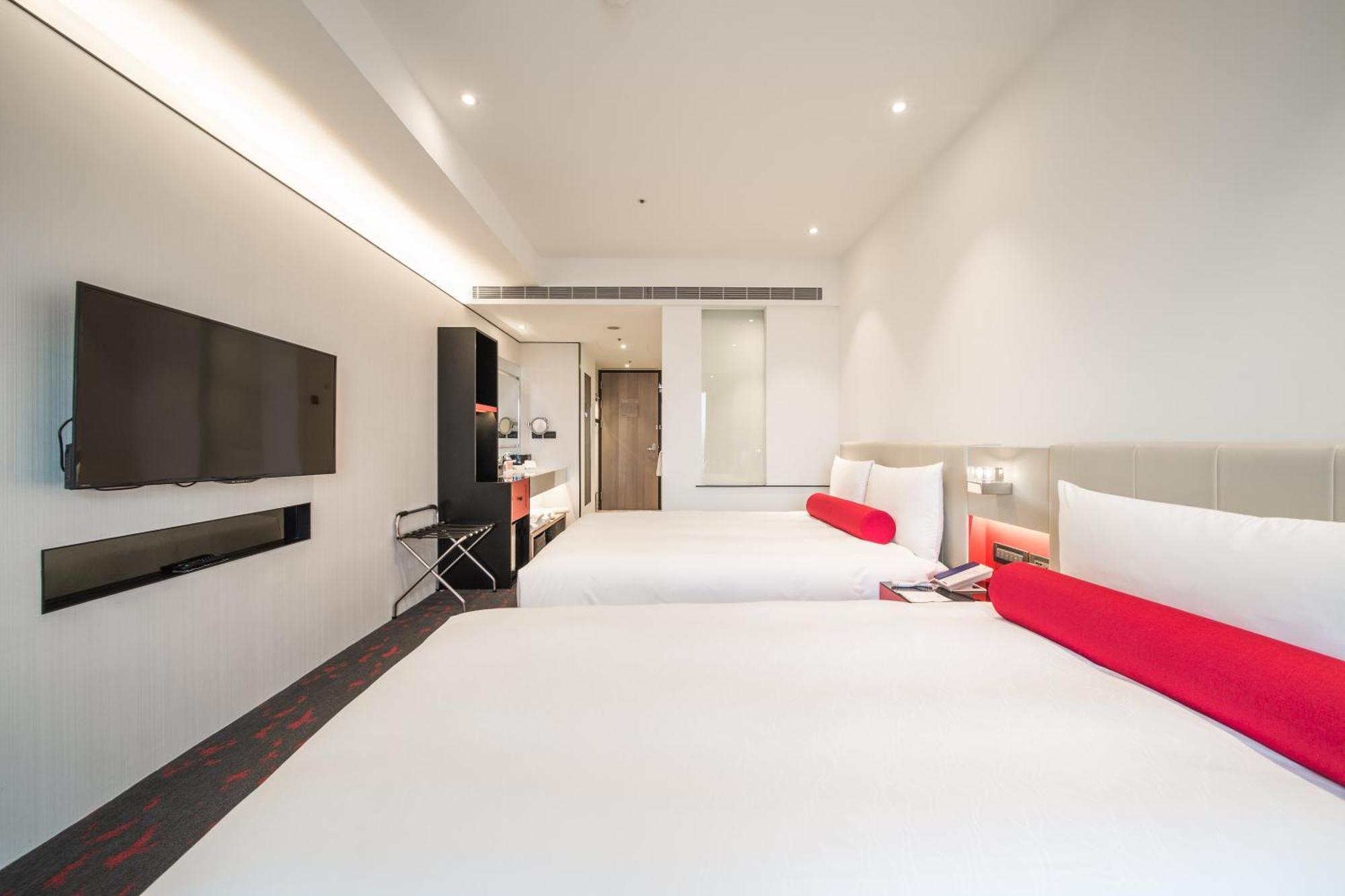Dreibettzimmer mit Stadtblick