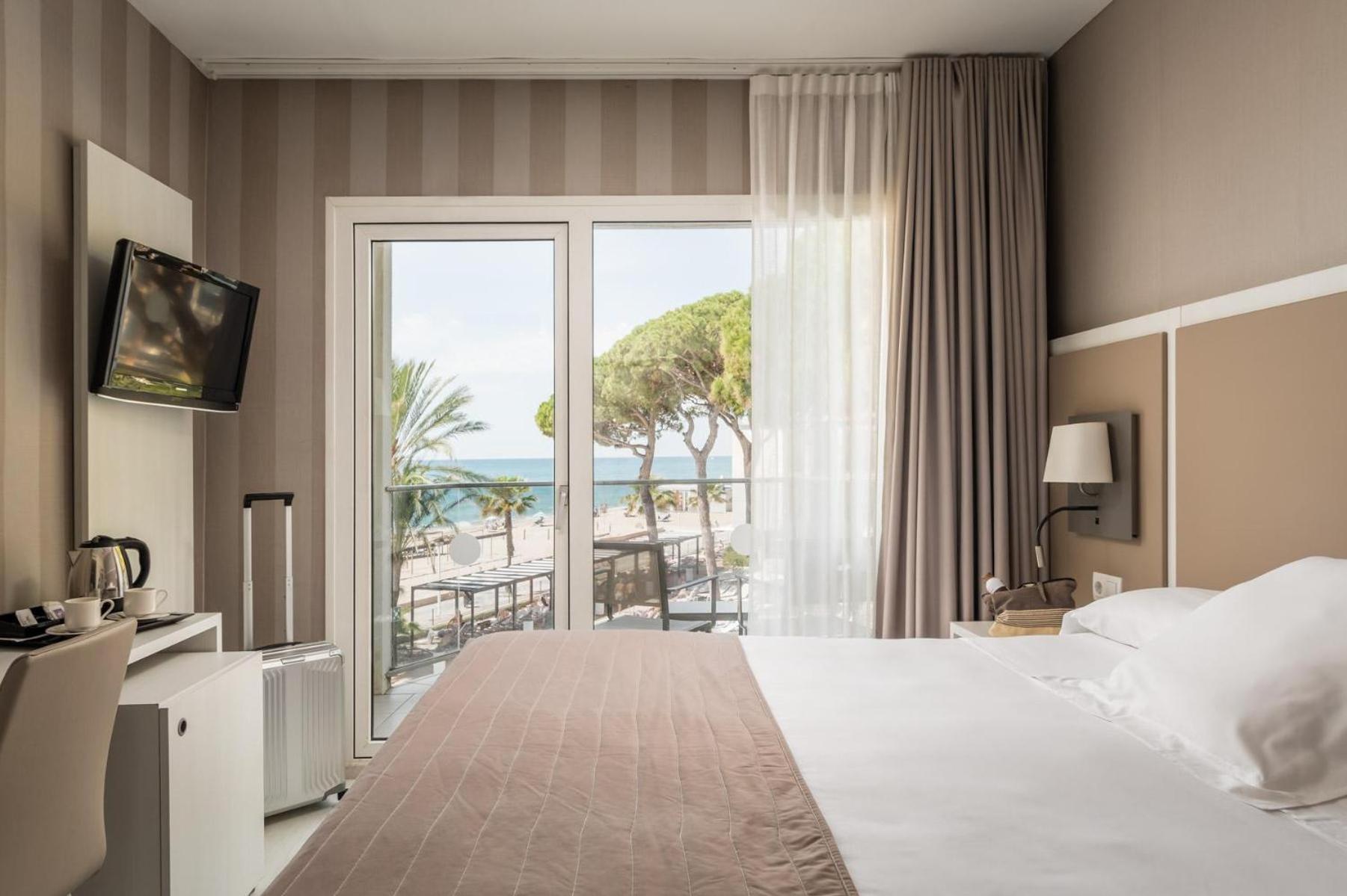 Doppel-/Zweibettzimmer mit Pool- und Meerblick