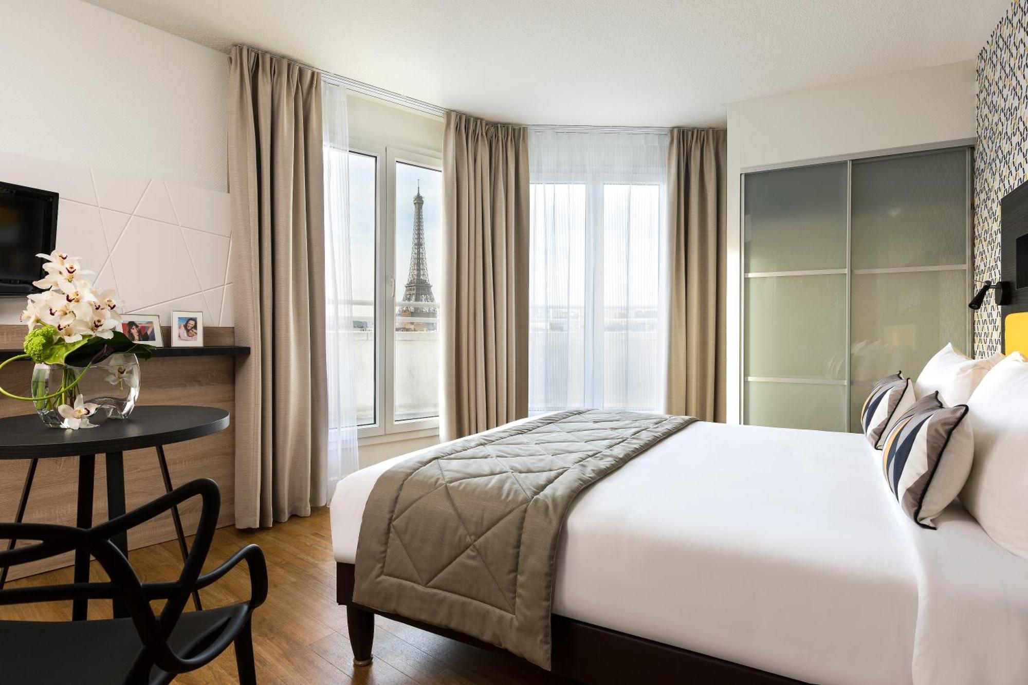 Studio mit Balkon und Blick auf den Eiffelturm