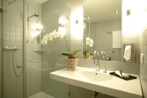 French Double Room,379811932:JPEG