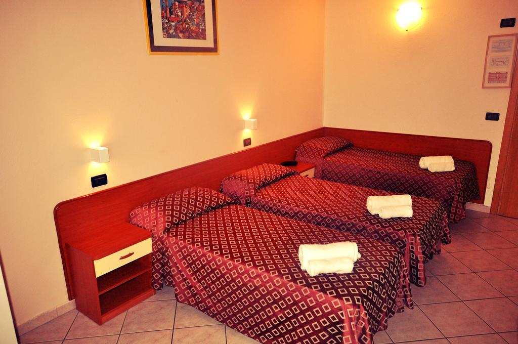 Dreibettzimmer mit Balkon und teilweisem Meerblick