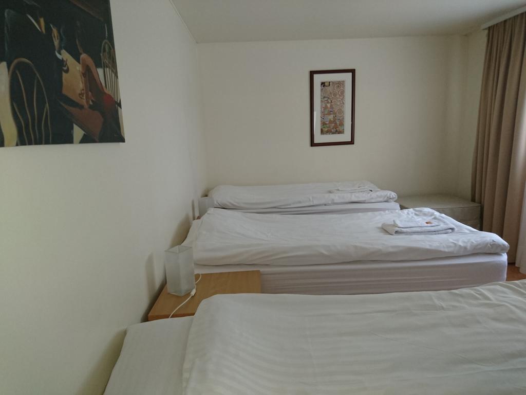 Dreibettzimmer mit Gemeinschaftsbad