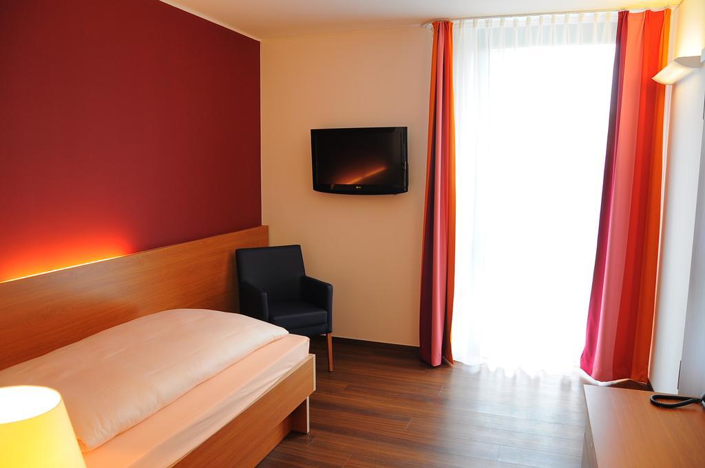 Single Room,64490683:JPEG