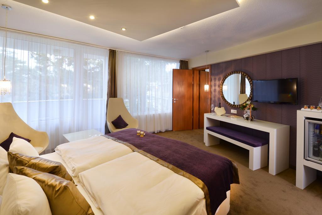 Two Connecting Double Rooms,747082901:JPEG