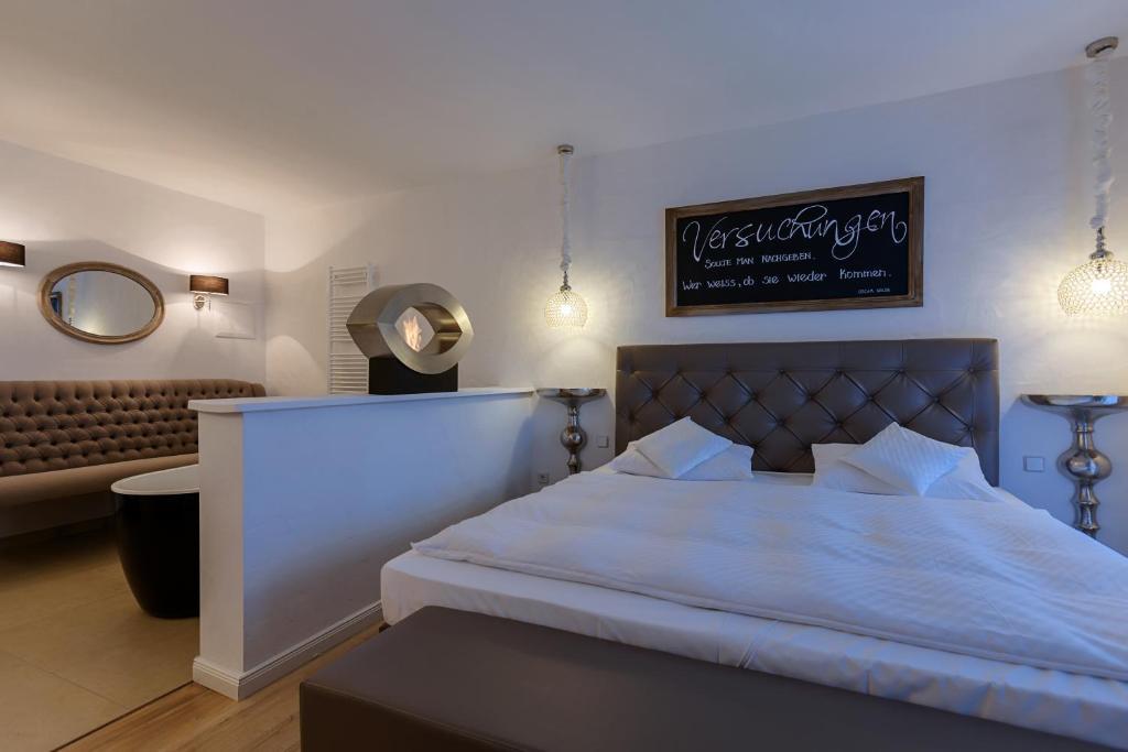 Deluxe Suite (2 Adults),50832202:JPEG