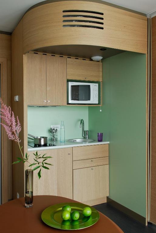 Studio (2 Adults),1704867463:JPEG